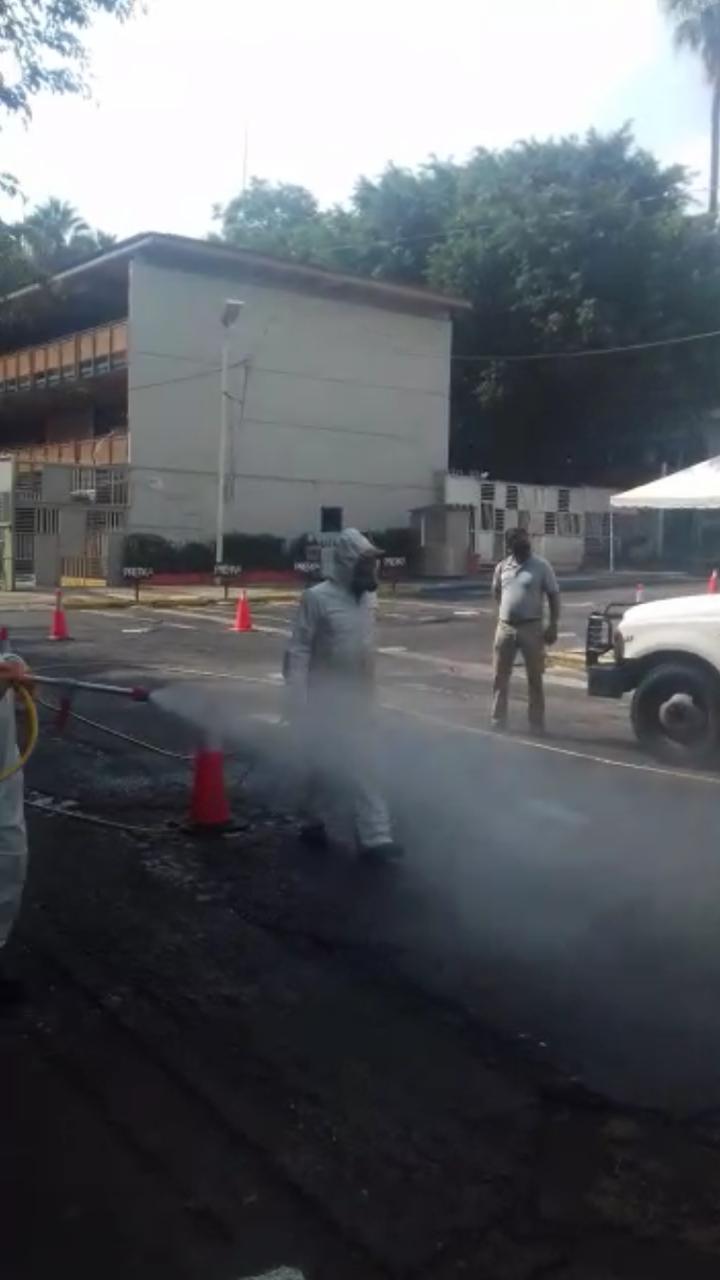 En primer plano la nebulización que arrojan las máquinas utilizadas por personal de Protección Civil