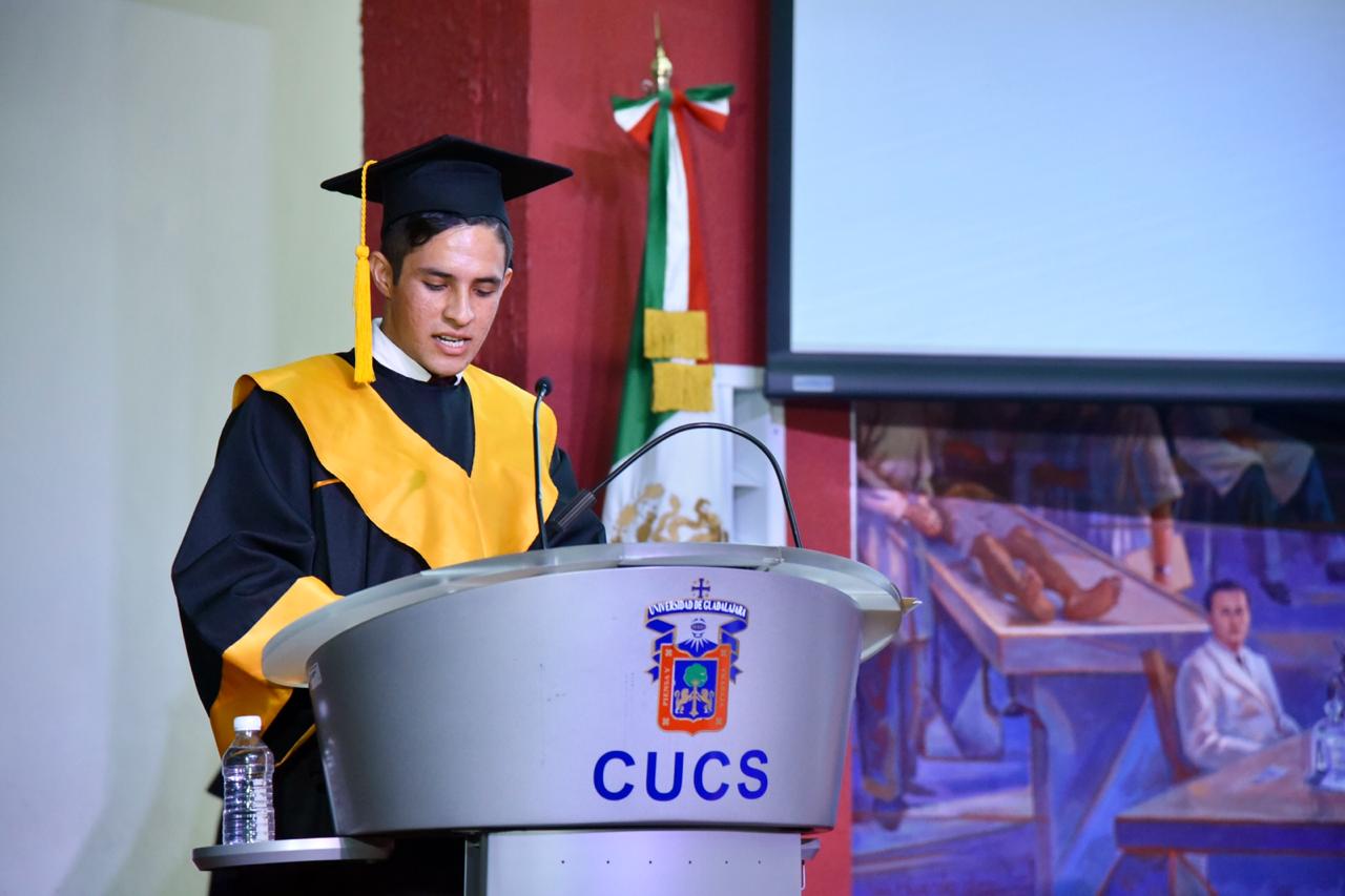 Representante de generación ofreciendo mensaje en el pódium