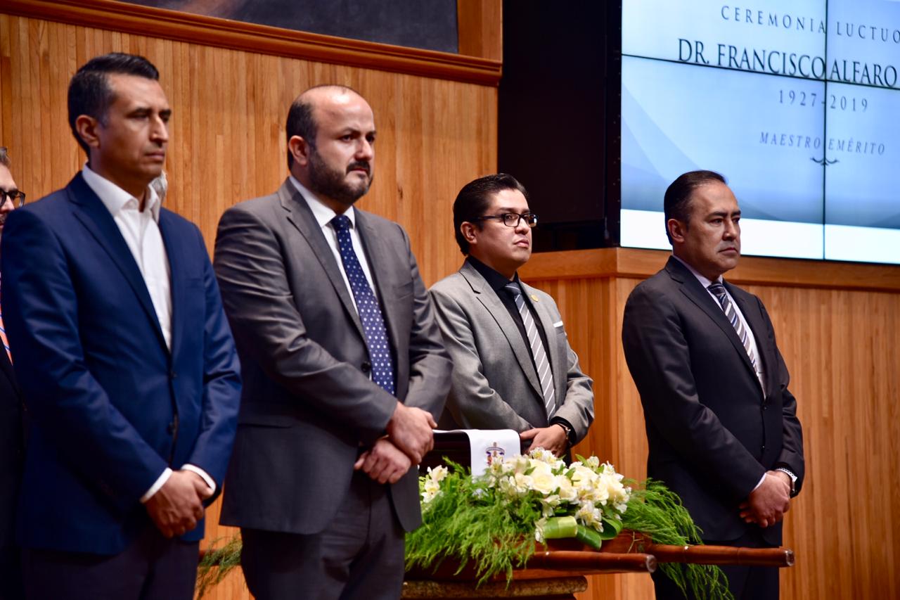 Principal guardia de honor encabezada por el rector general, entre los presentes figura el rector del CUCS