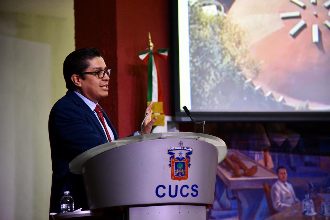 Rector del CUCS en presídium dirigiendo mensaje