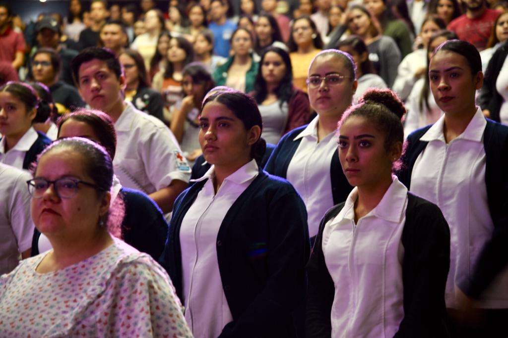Enfermeras de pie durante el acto inaugural
