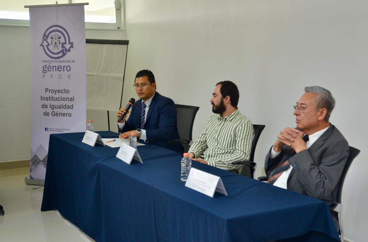 Miembros del presídium. Al micrófono el Mtro. Carlos Roberto Moya Jiménez