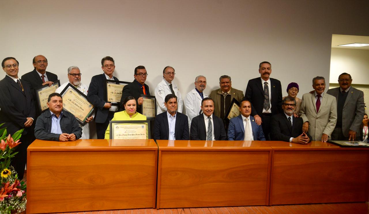 Médicos homenajeados en foto grupal junto con las autoridades del CUCS