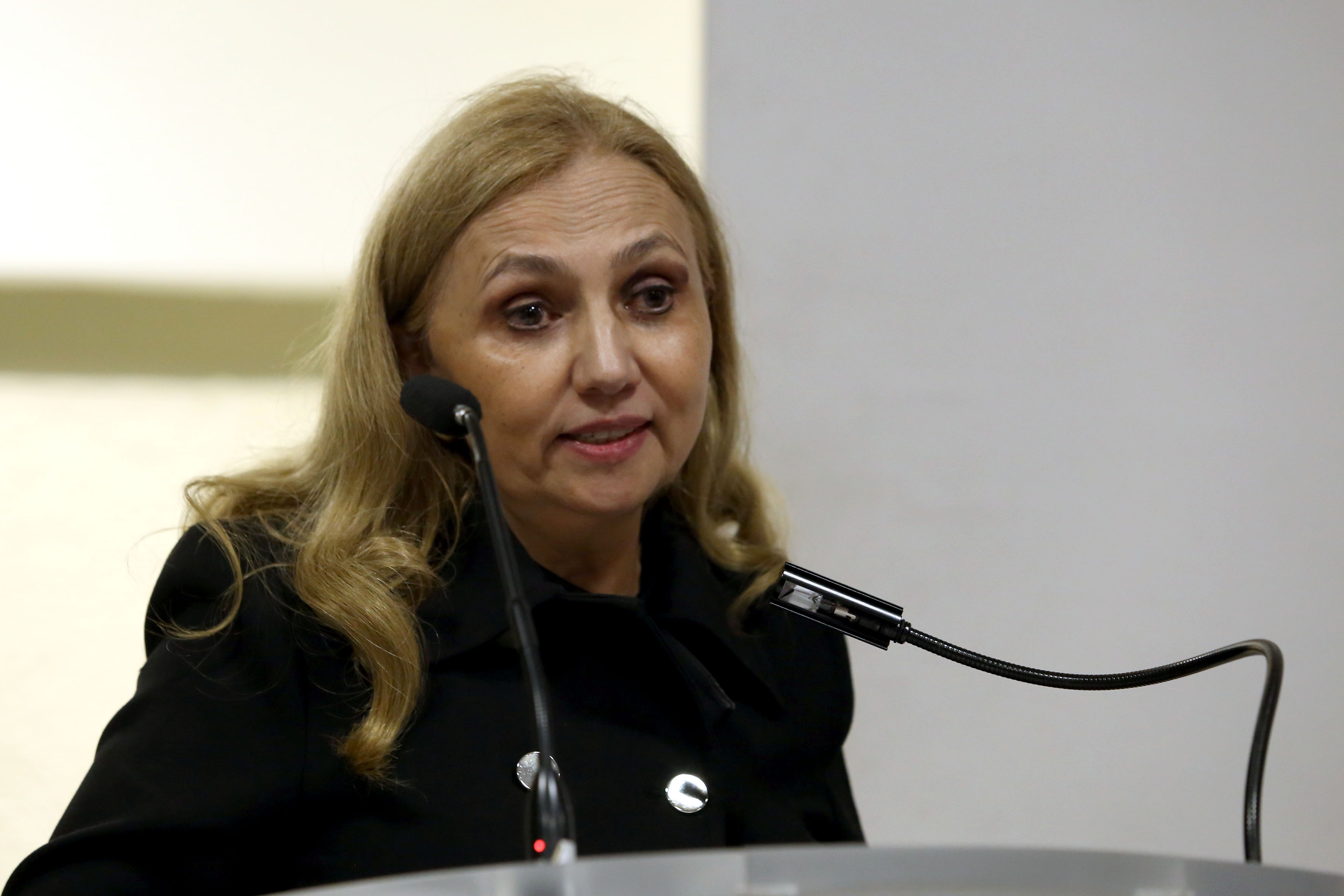 Jefa del Departamento de Disciplinas Filosófico, Metodológico e Instrumentales del CUCS, doctora Blanca Miriam Torres Mendoza al micrófono en el podio 