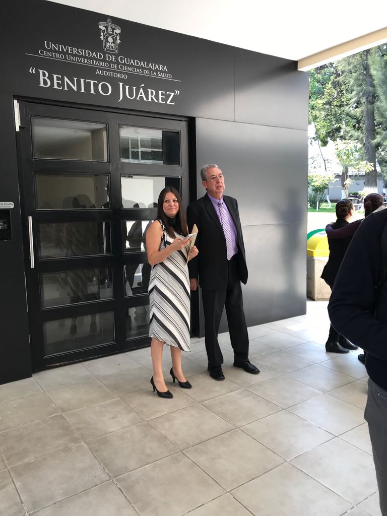 Dr Rogelio Zambrano y Mtra Fabiola Macías afuera del Auditorio Benito Juárez
