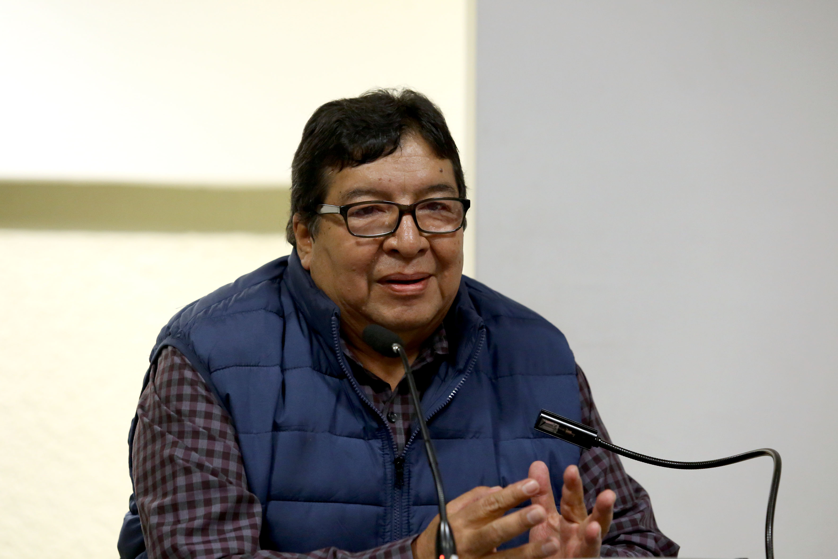 Doctor Guillermo Alonso Cervantes Cardona, al micr´fono en el podio