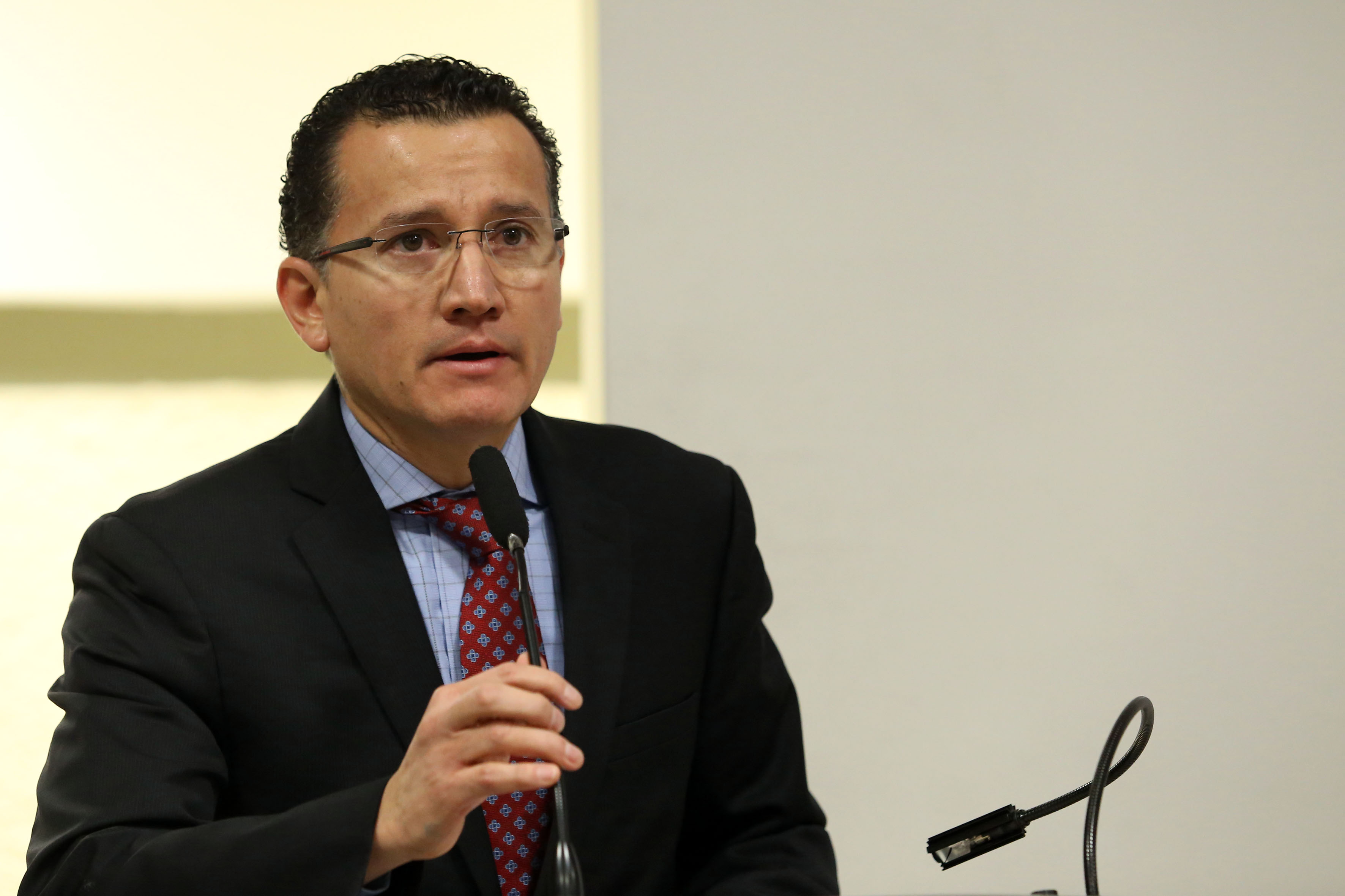 Dr. Eduardo Gómez, al micrófono en el podio