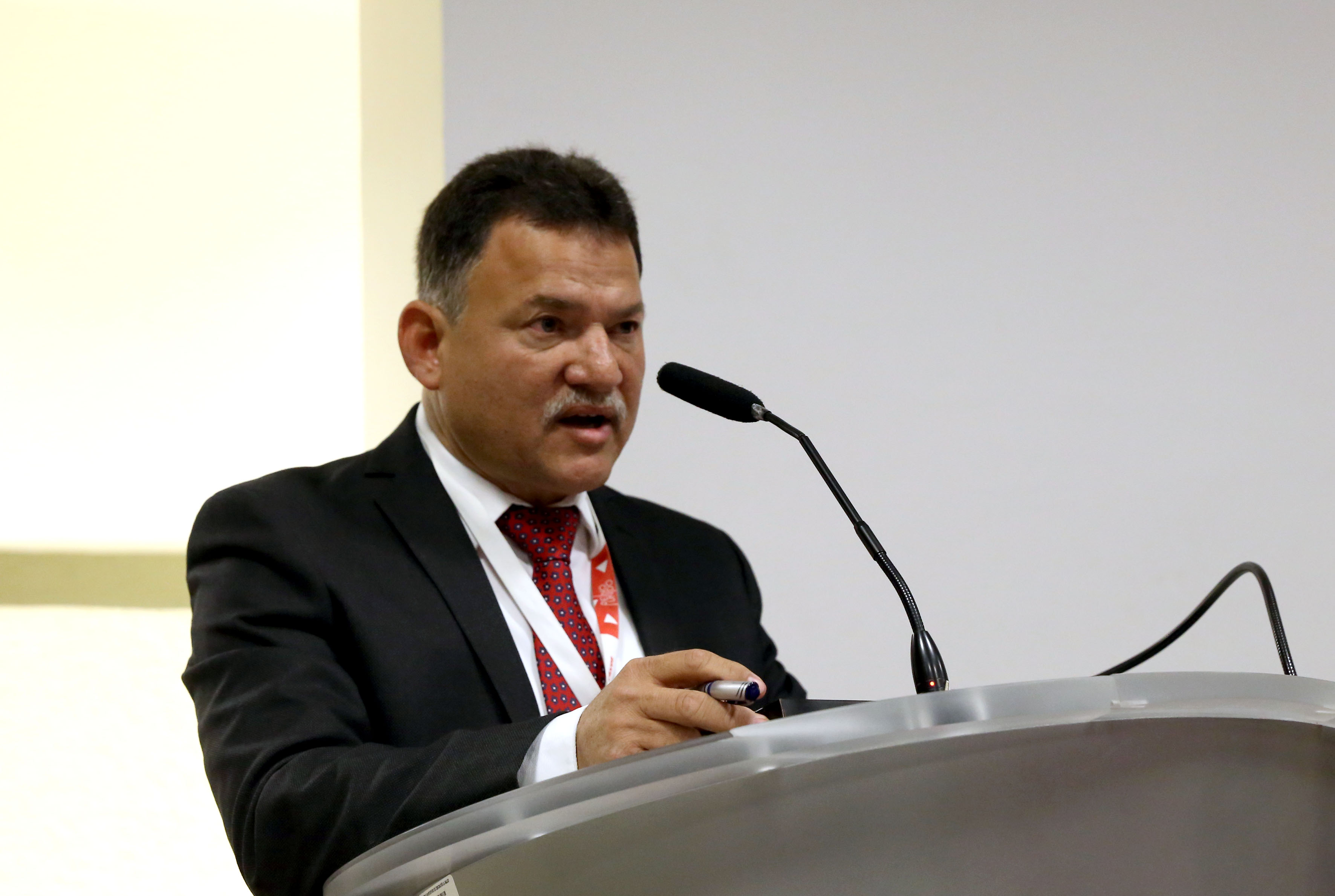 Presidente de la red, doctor Mario Carranza Aguilar al micrófono en el podio