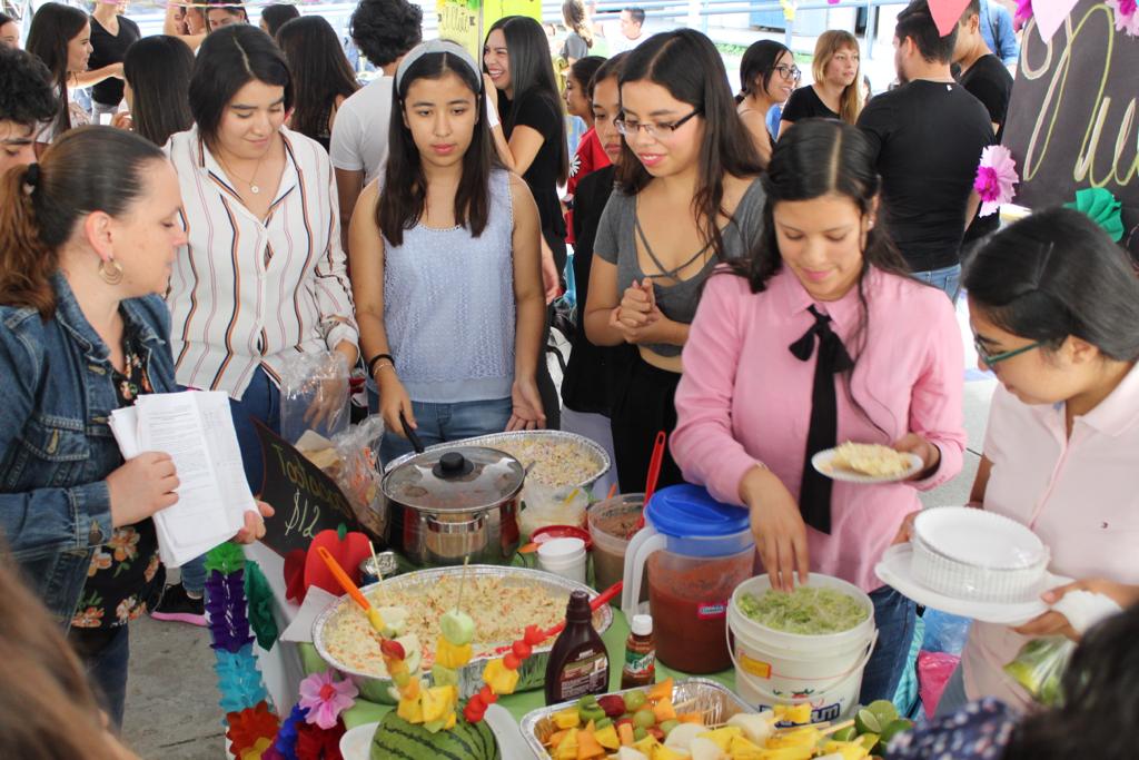 Alumnos atendiendo stand de tostadas