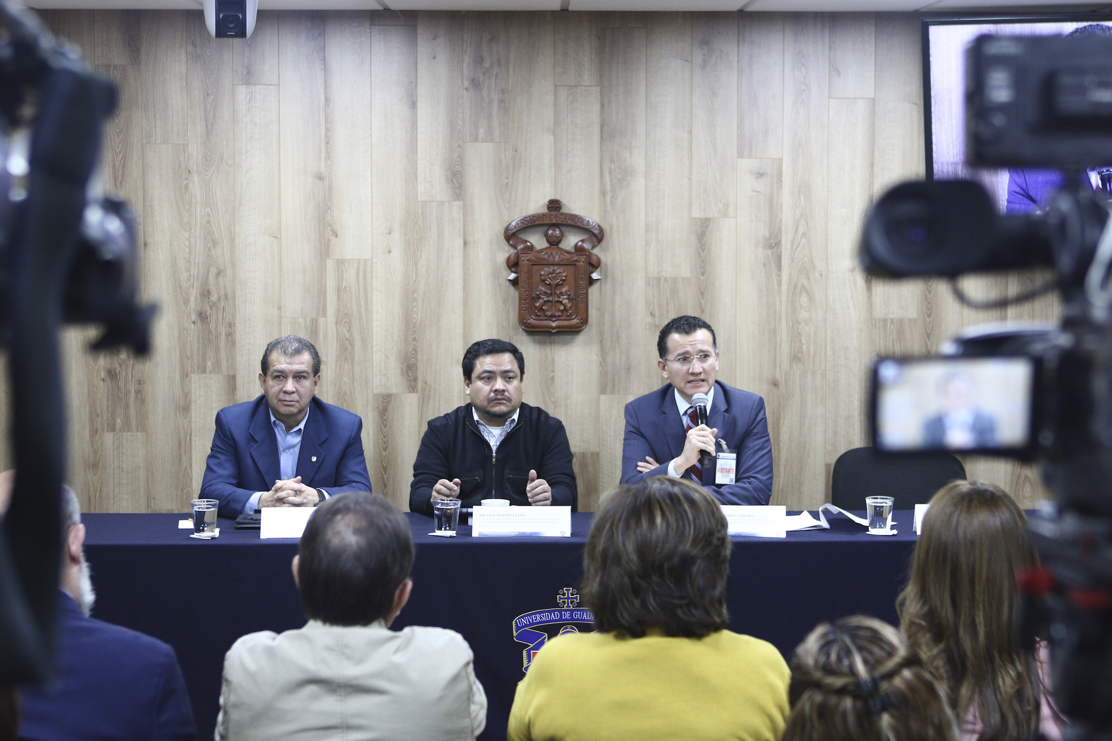 Dr. Eduardo Gómez al micrófono en rueda de prensa