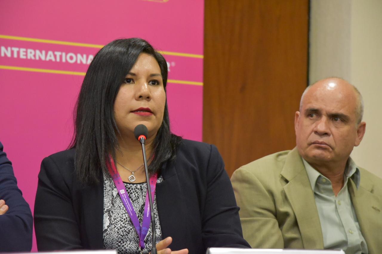 Dra. Sandra López Verdín comentando su libro