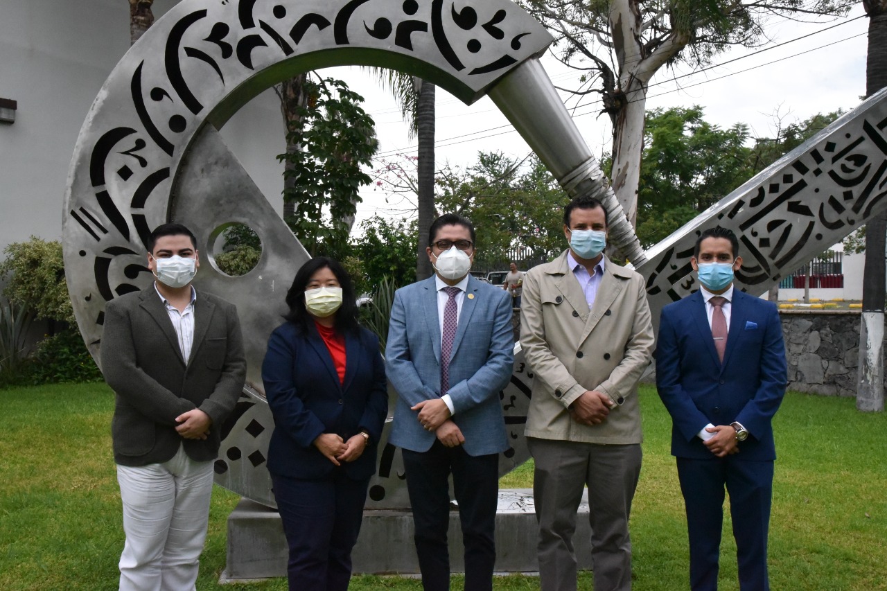 Autoridades universitarias posan para la foto en jardín de Rectoria junto con nuevos funcionarios del CUCS