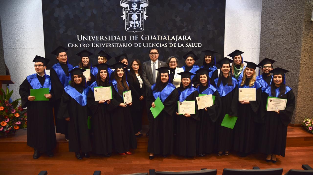 Foto grupal con alumnos graduados, autoridades y docentes de la maestría