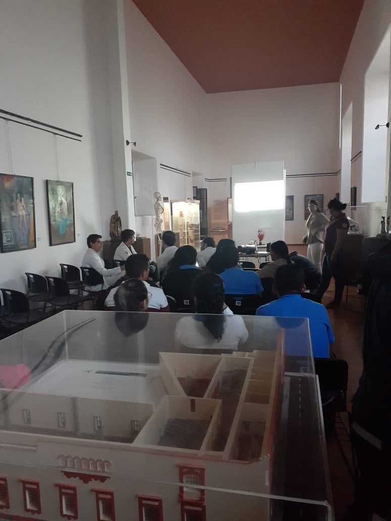 Alumnos en Conmemoración por el Día Mundial de Corazón, toma desde atrás del Museo