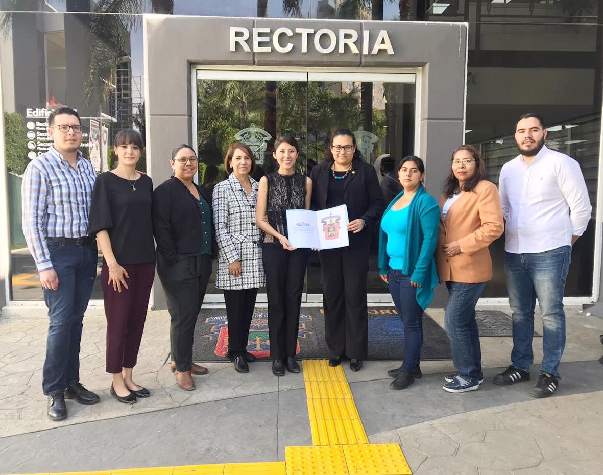 Foto grupal del equipo de Enfermería Basado en Evidencia afuera de la Rectoría del CUCS