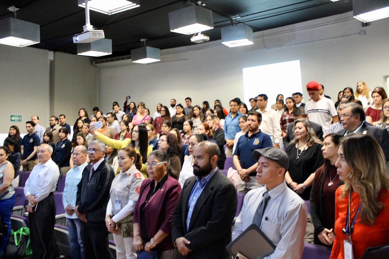 Público de pie durante el acto inaugural del Congreso