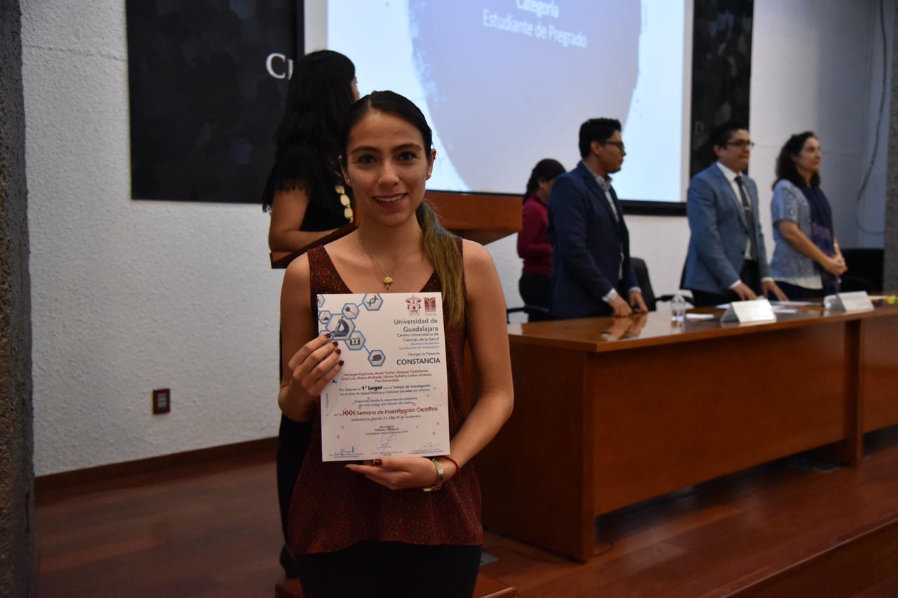 Alumna ganadora exhibiendo su reconocimiento