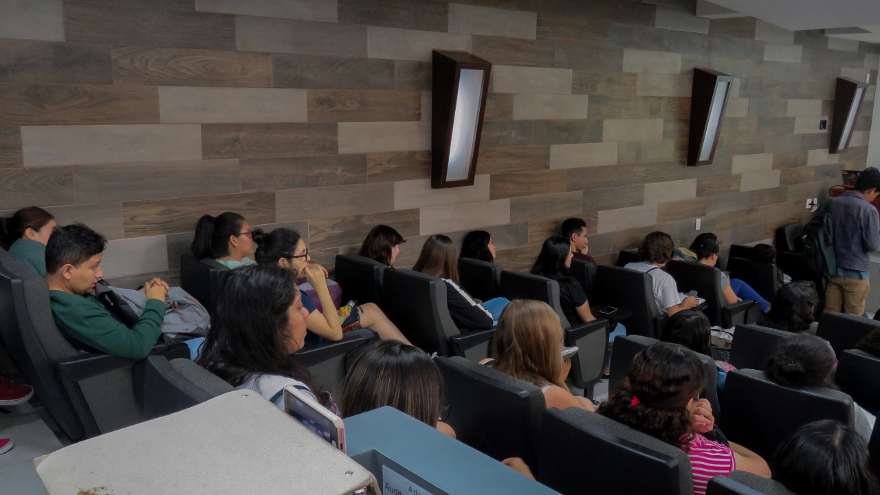 Alumnos asistentes a la conferencia en el auditorio