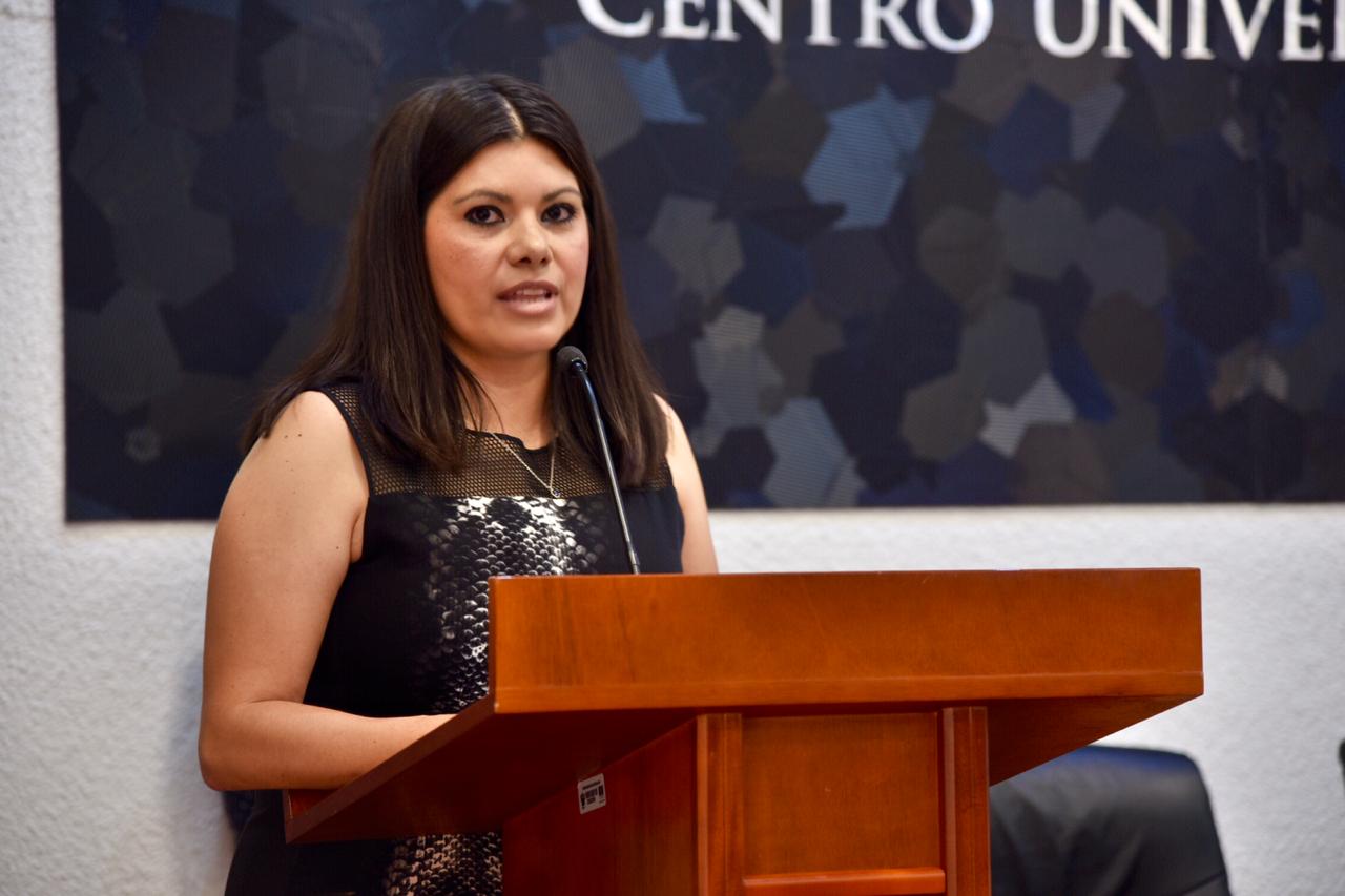 Coordinadora de la Especialidad, ofreciendo mensaje a graduados