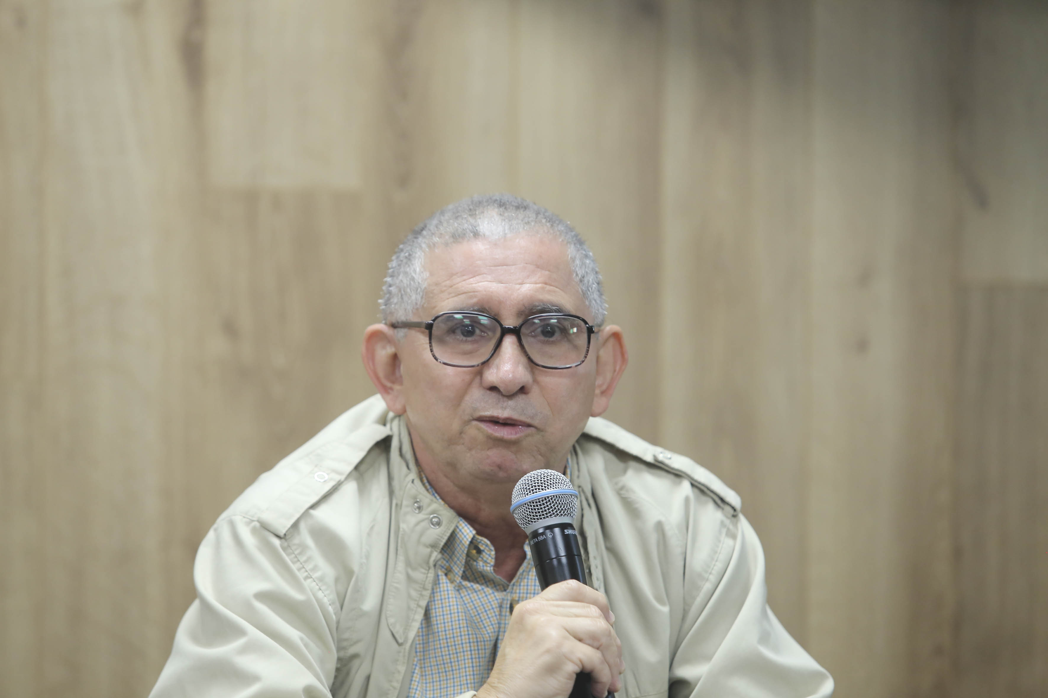 Dr. Alberto Ríos Cuevas al micrófono