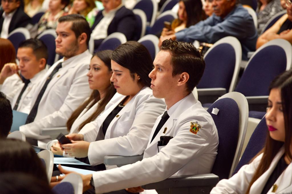 Médicos Internos de Pregrado del nuevo Hospital Civil en el auditorio