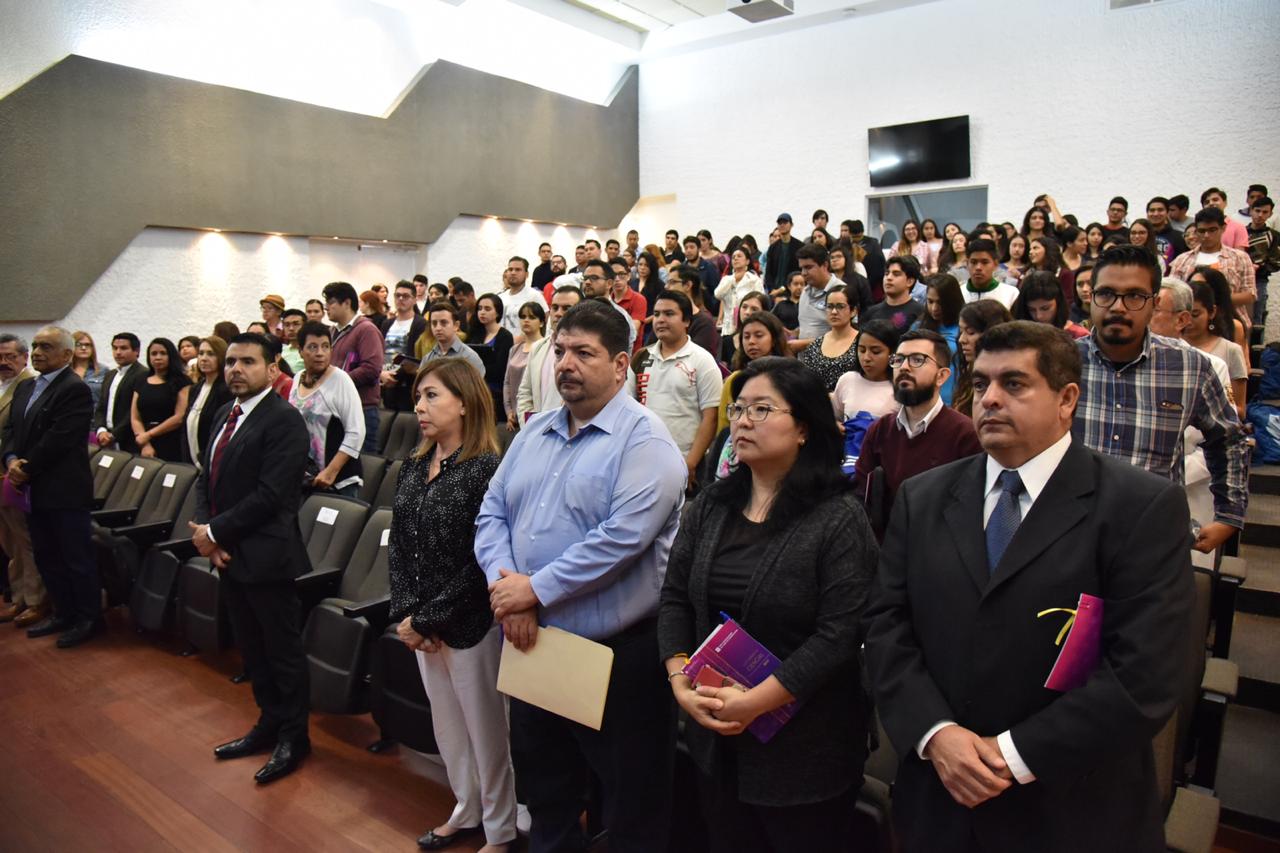 Publico de pie durante la declaratoria inaugural