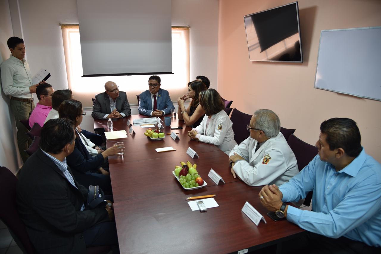 Grupo de funcionarios y autoridades en sesión de trabajo