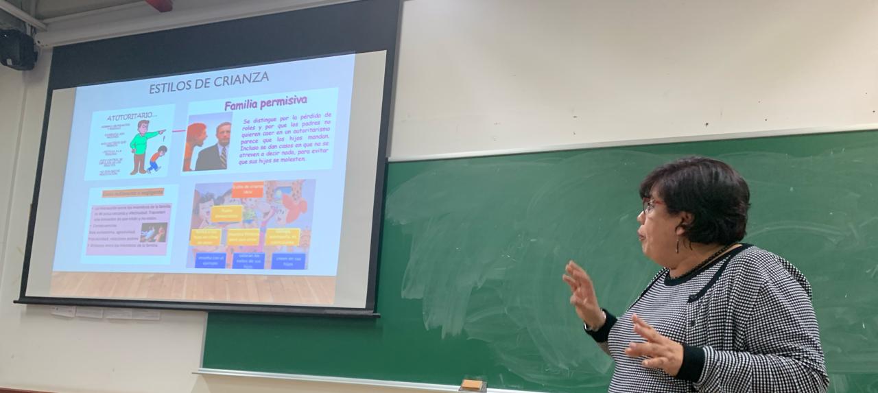 Dra. Lolita Valadez impartiendo plática 