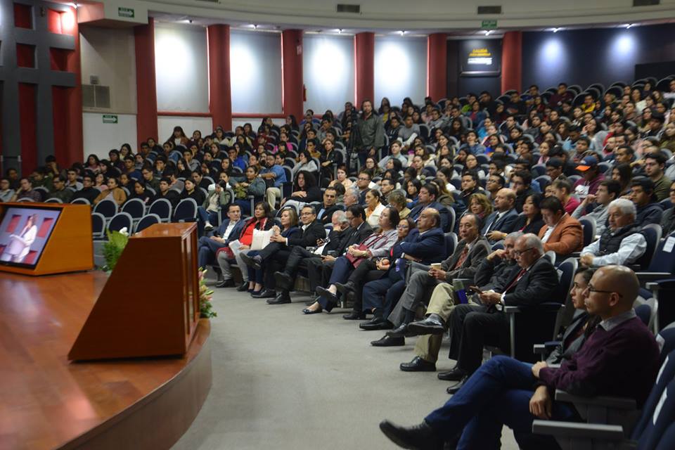 Dr. Rogelio Zambrano en podium dando mensaje de bienvenida