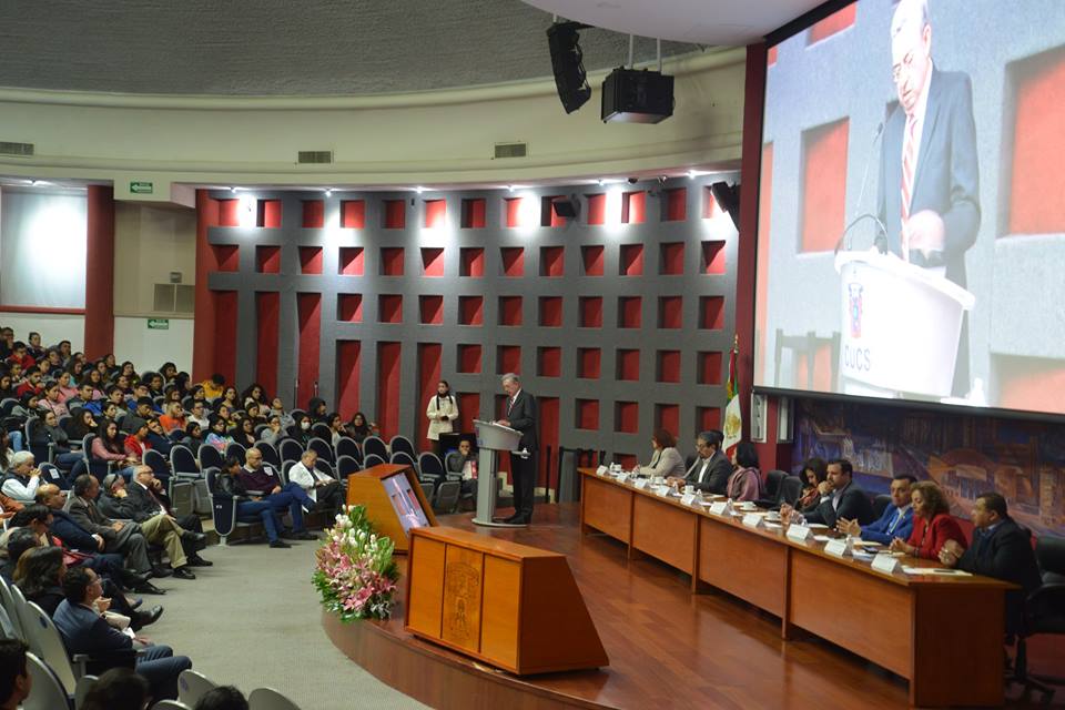 Miembros del presídium, al fondo el Dr. Zambrano dando mensaje de bienvenida