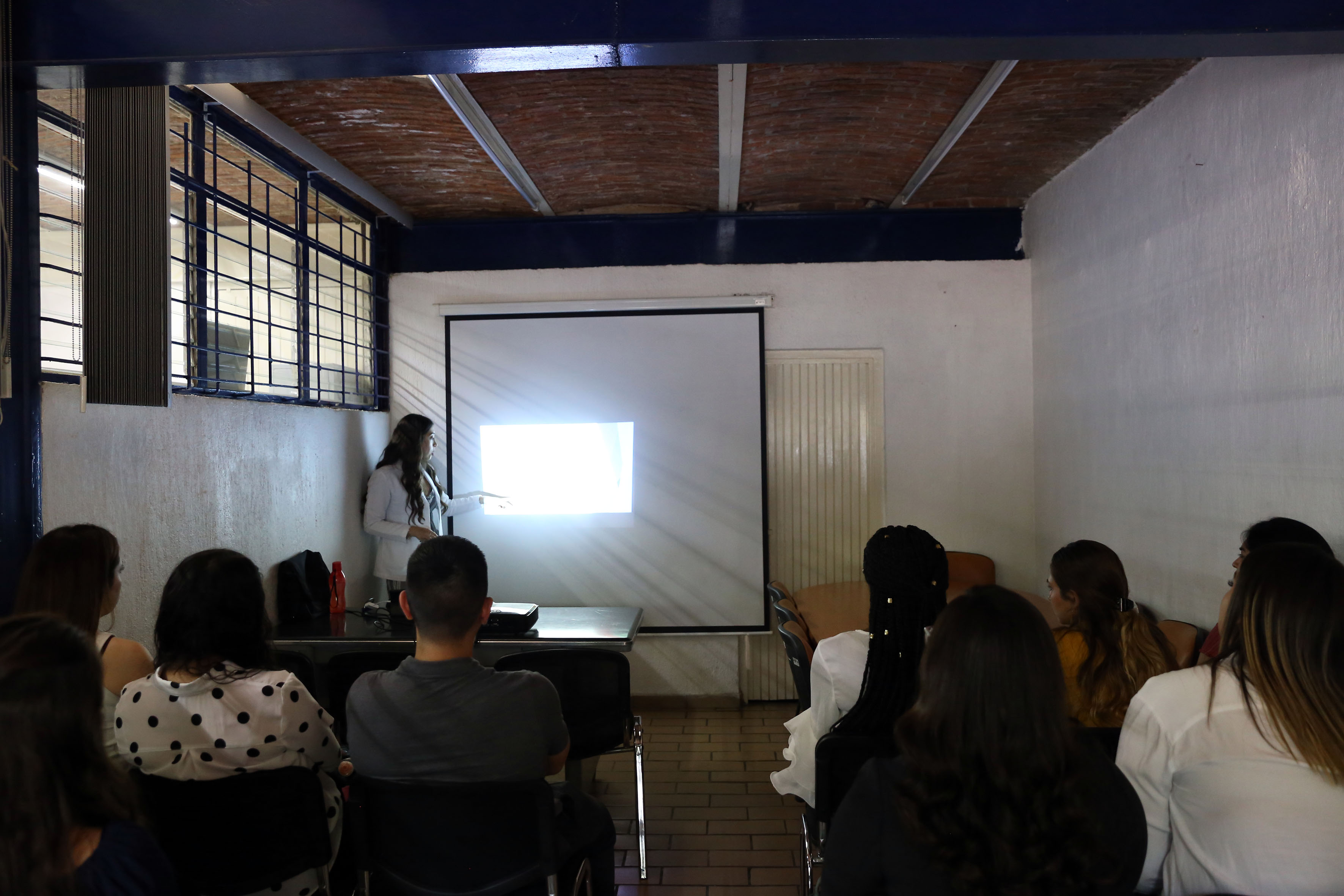 Alumnos Universidad de San Antonio, en sesión informativa