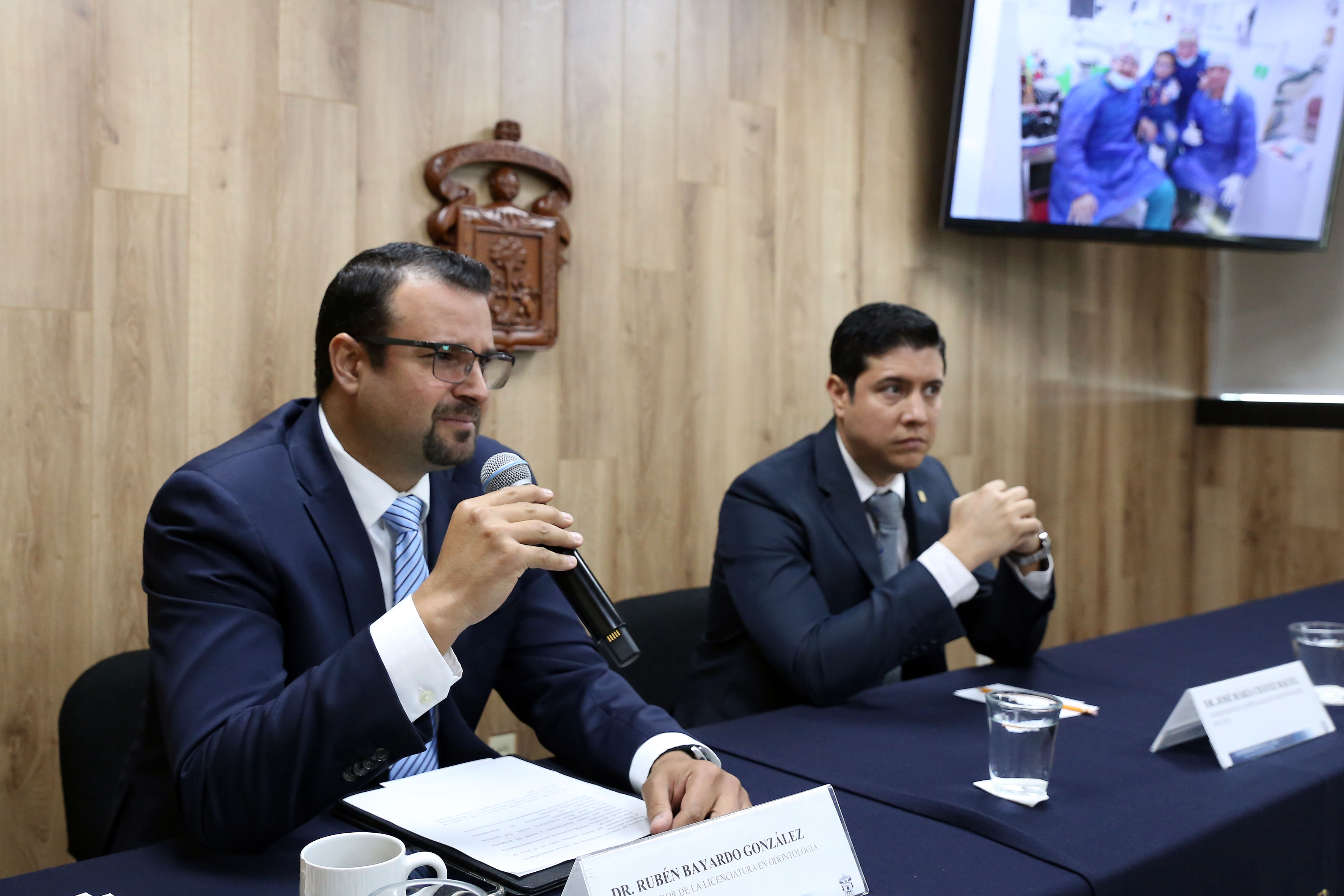 Dr. Ruben Bayardo González, al microfono en rueda de prensa