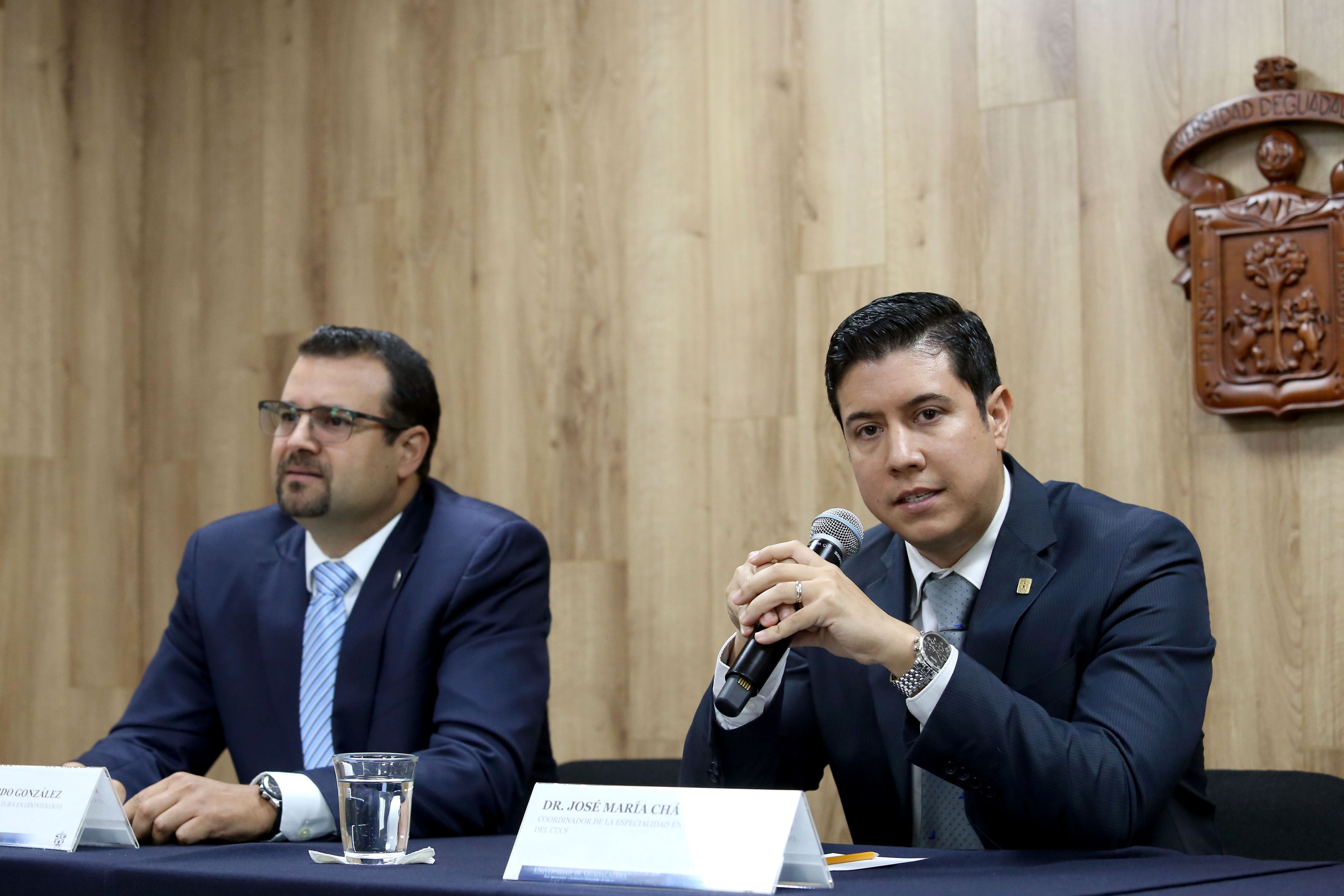 Dr. José María Chávez al micrófono en rueda de prensa