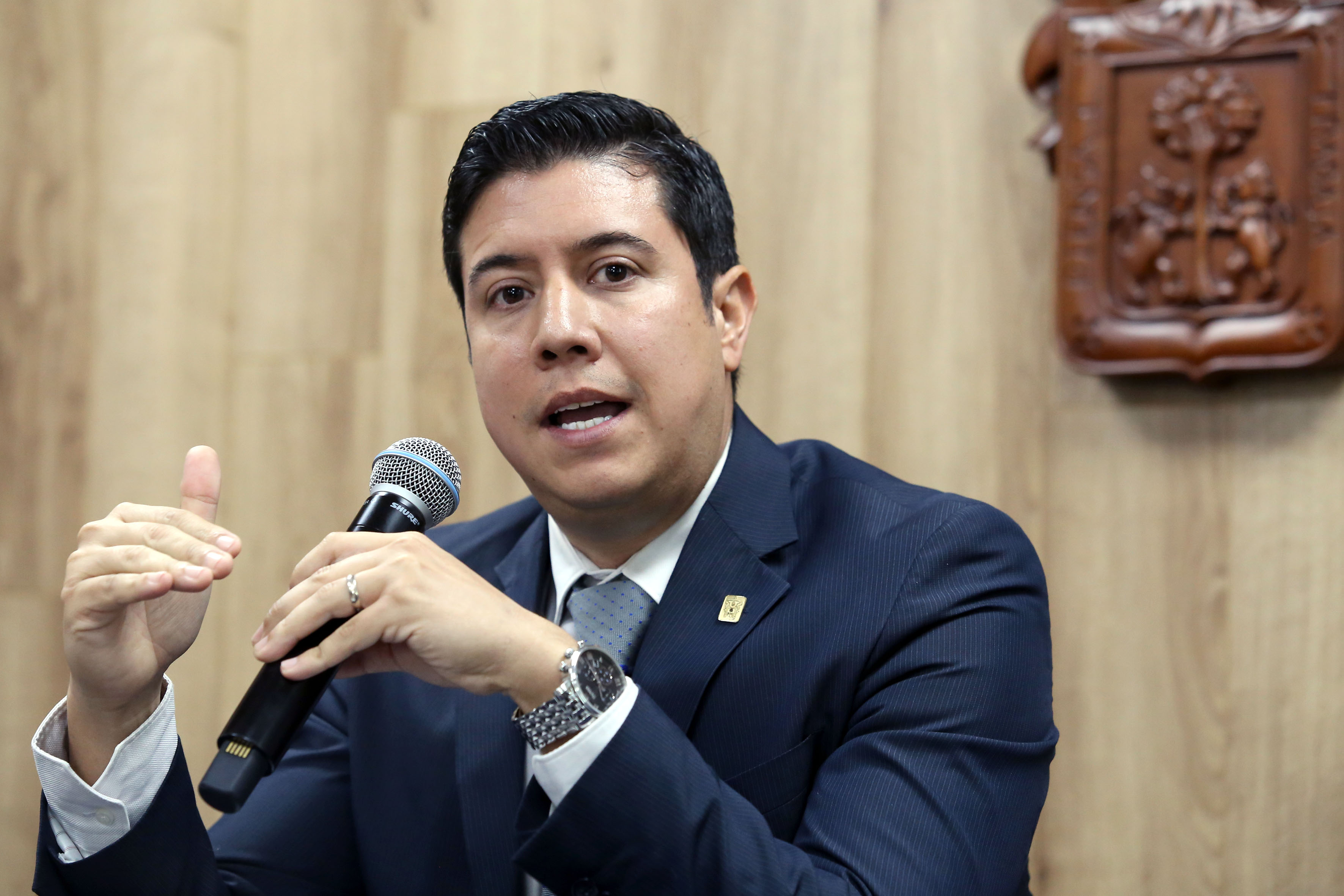 Dr. José María Chávez, foto individual haciendo uso del micrófono