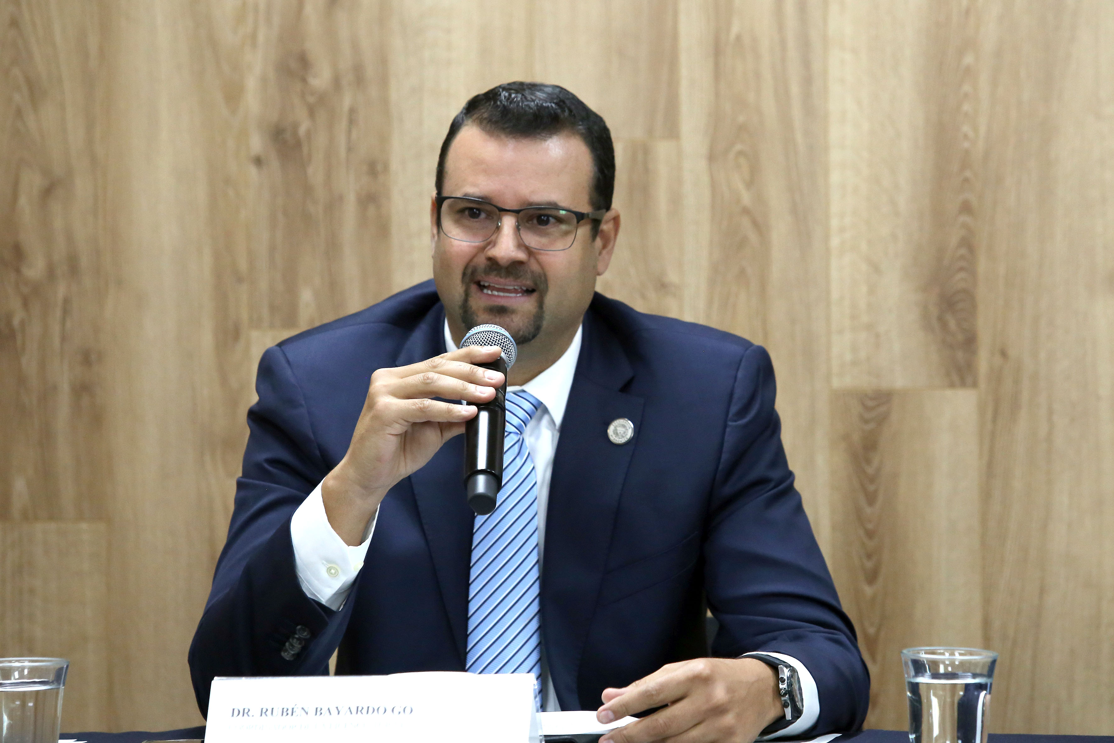 Dr. Rubén Bayardo, foto individual haciendo uso del micrófono
