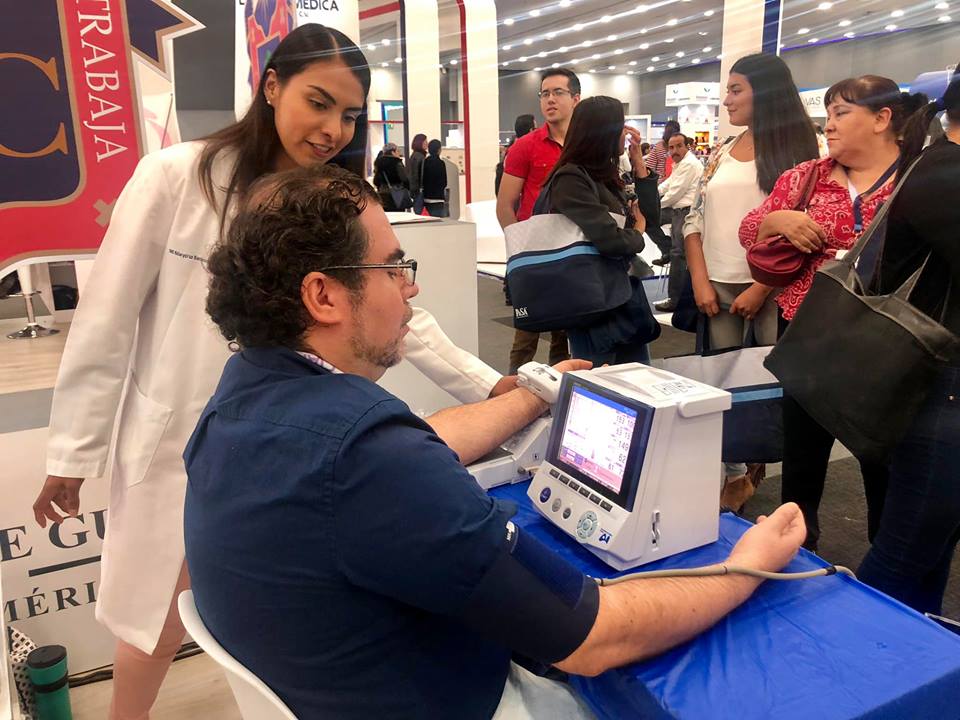 Paciente al que le toman presión arterial en Stand CUCS