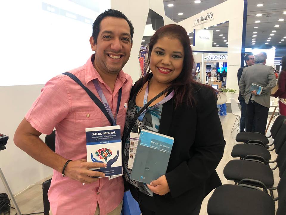 Visitantes al Stand CUCS ganadores de libros por participar en diámicas