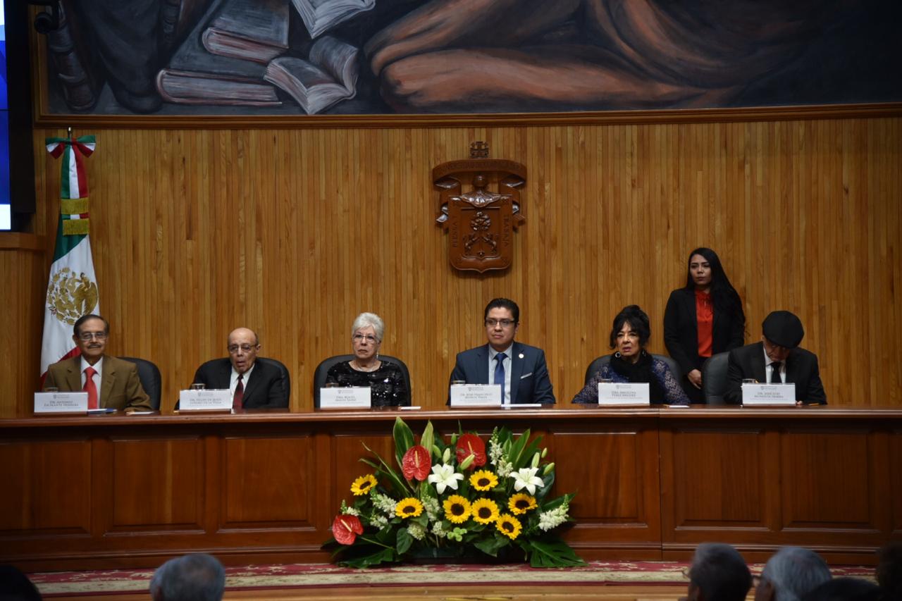 Miembros del presídium en acto académico por 50 aniversario