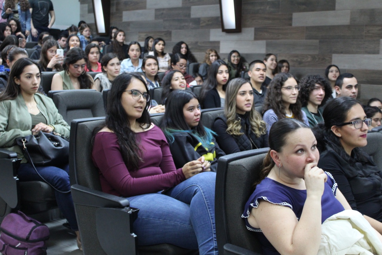 Alumnos atentos a las conferencias