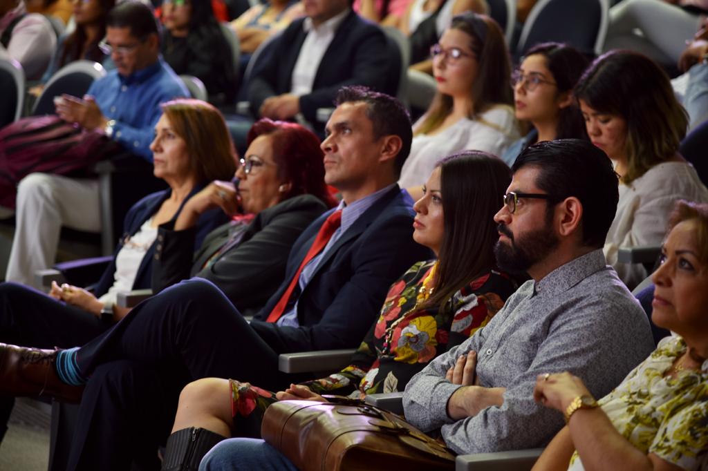 Académicos sentados escuchando mensaje del rector