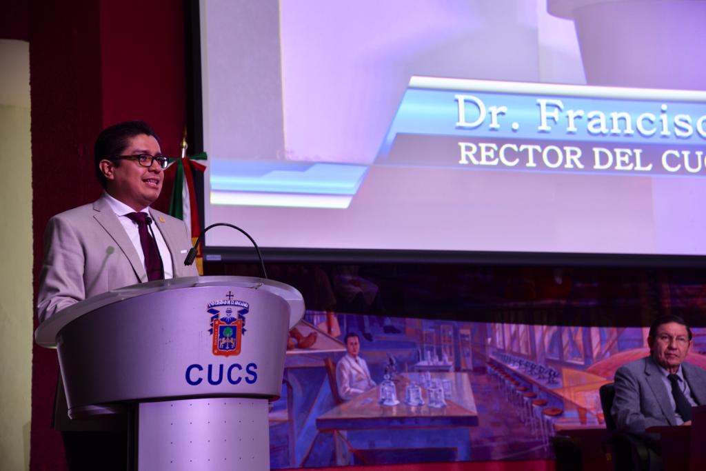 Rector del CUCS dando mensaje desde el pódium