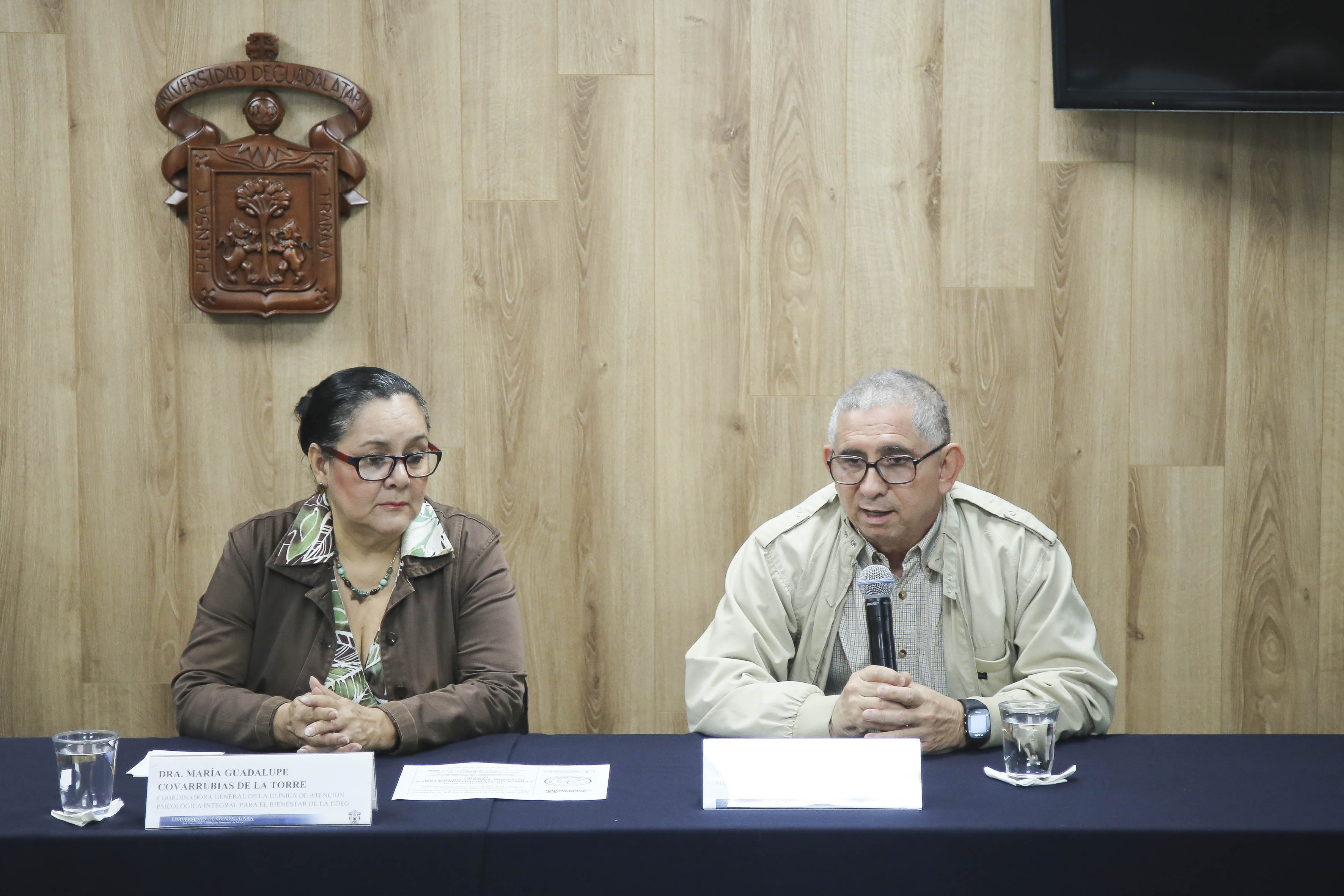 Dr. Alberto Ríos junto con la Dra. Guadalupe Covarrubias