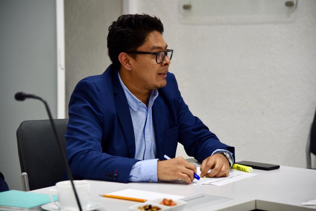 Coordinador de Posgrado dirigiendo mensaje