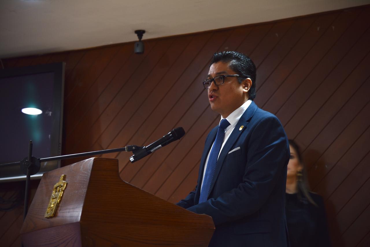 Rector del CUCS al micrófono en el Pódium inaugurando el CICOM