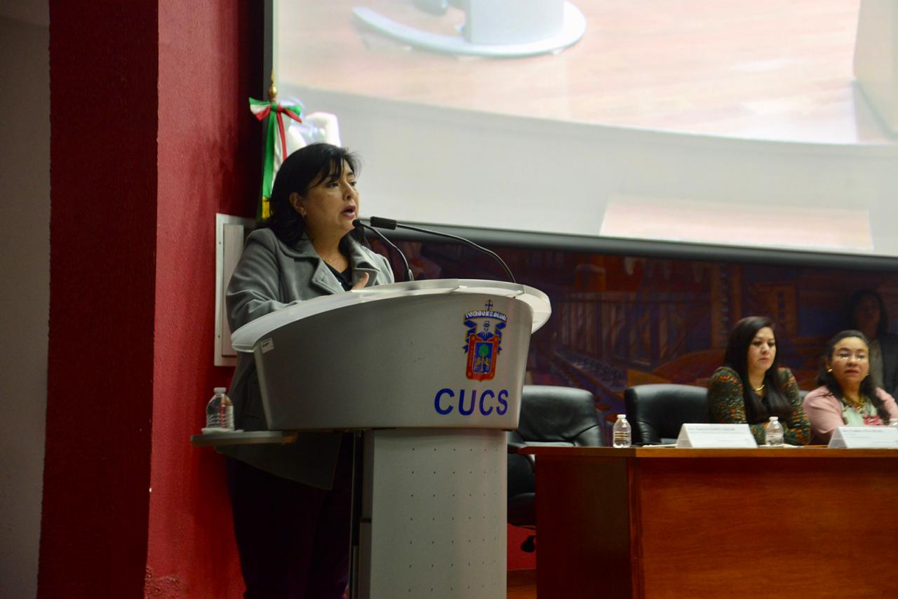 Dra. Mariana Rocío Cosío Ponce de León dando mensaje de apertura al proceso de reacreditación