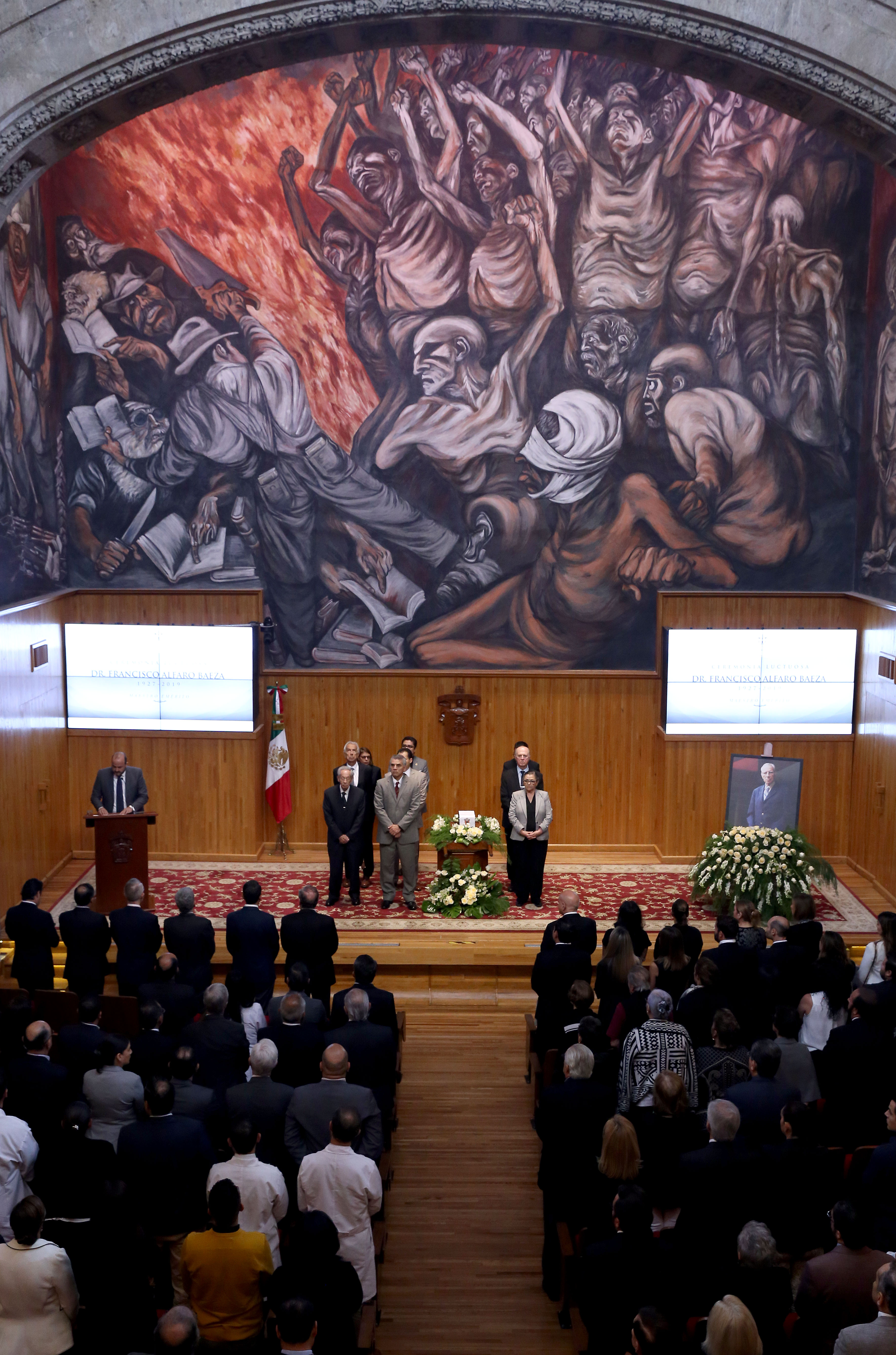 Guardia de honor en homenaje póstumo, en el pódium en rector general