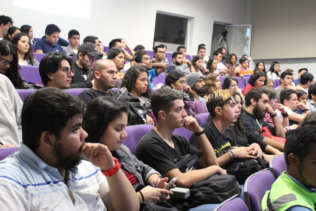 Vista general de los asistentes en auditorio a lleno total