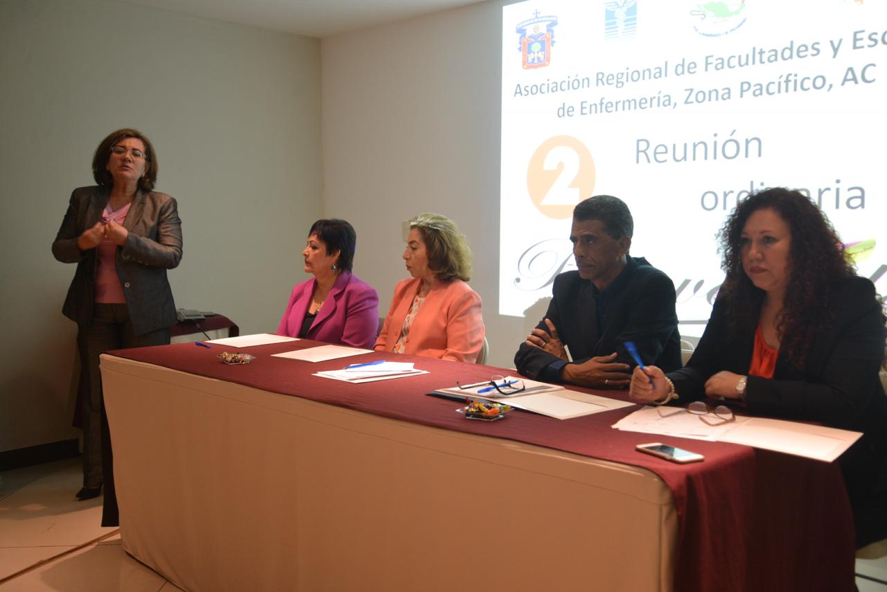 Dra Ana Mercado declarando inaugurada la reunión y miembros del presídium