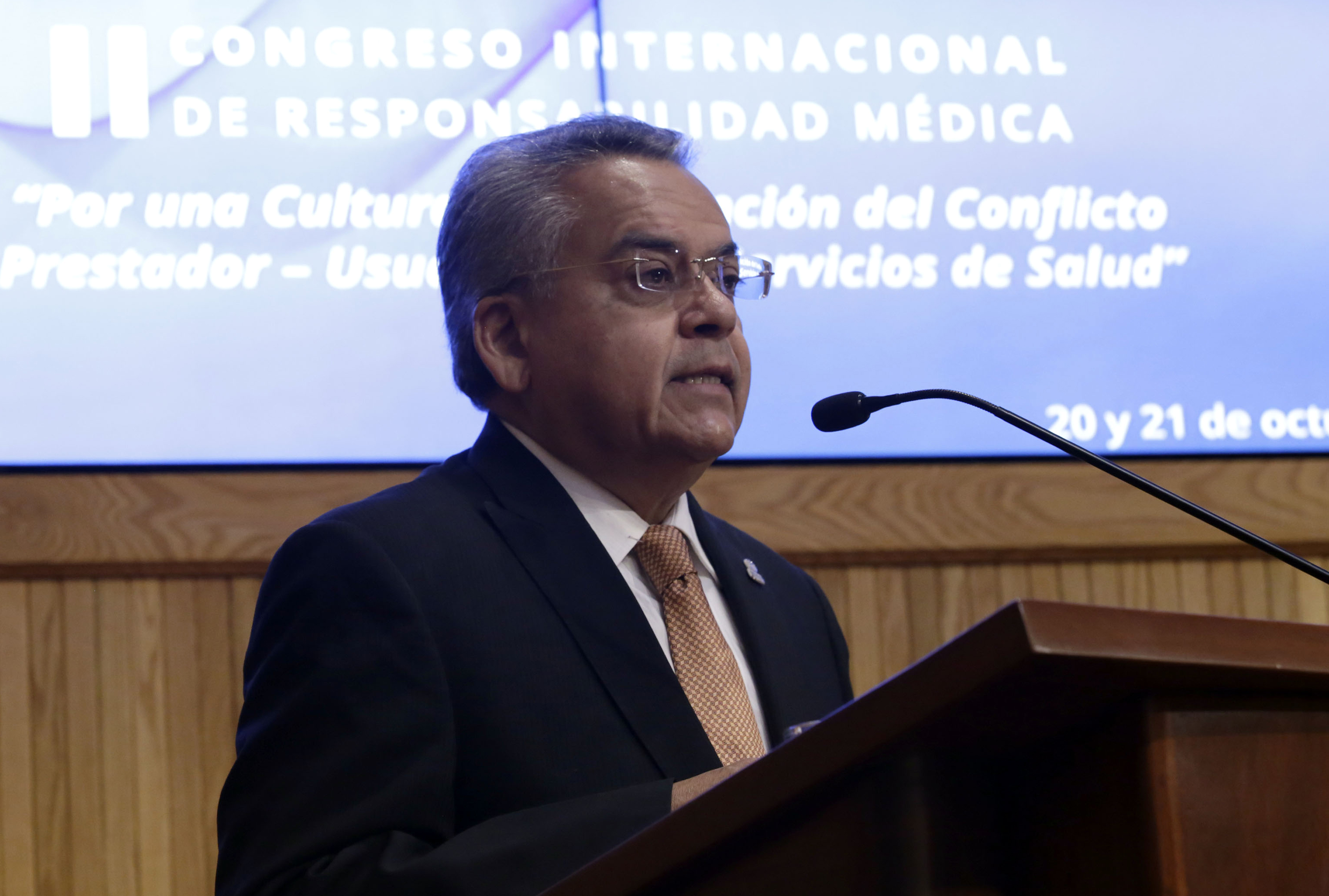 Dr. Salvador Chávez, comionado de la CAMEJAL, tomando la palabra en el acto inaugural del Congreso de Responsabilidades Médicas
