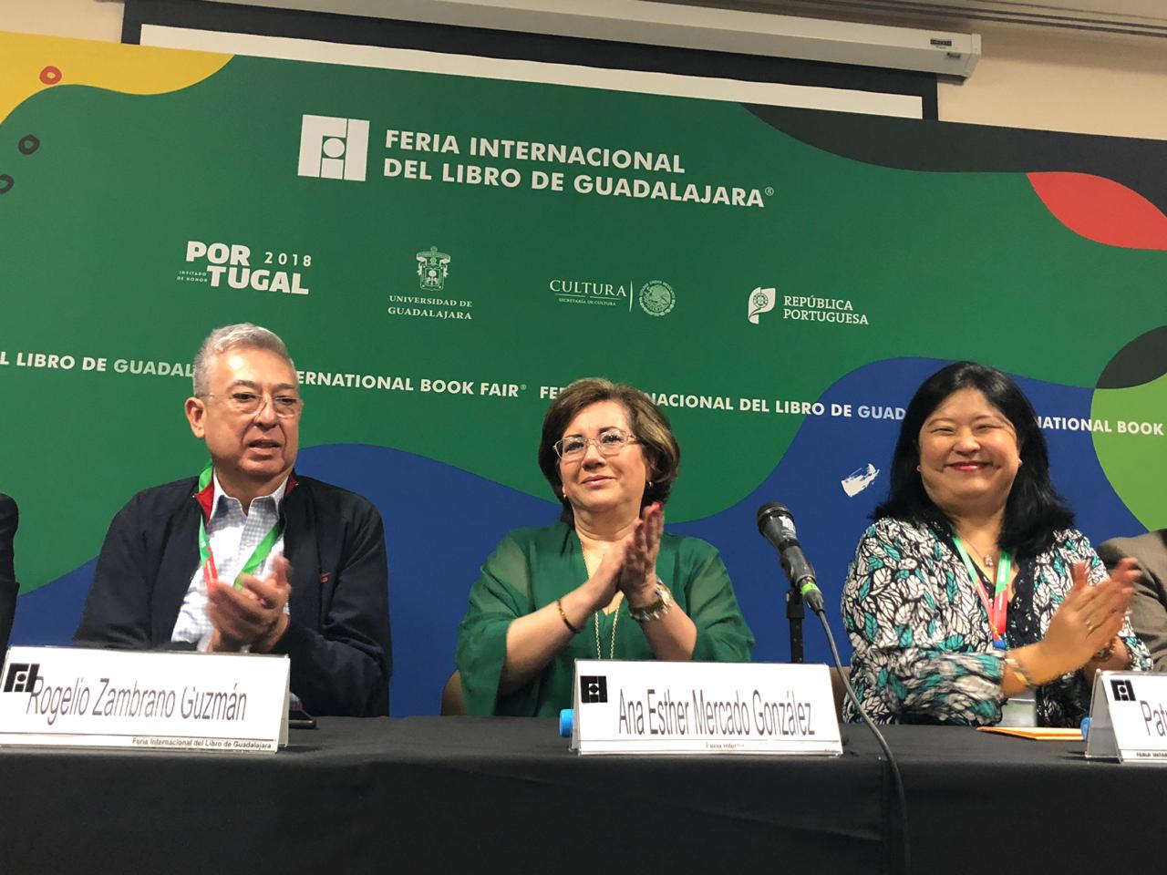 Dr Rogelio Zambrano, Dra Mercado y Lic. Yokogawa aplaudiendo